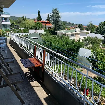Apartment във артемида