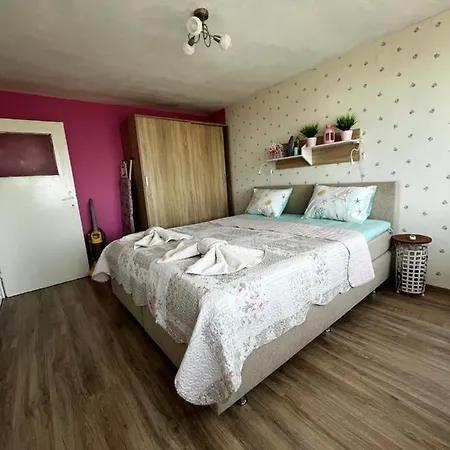 във артемида Apartment Warna